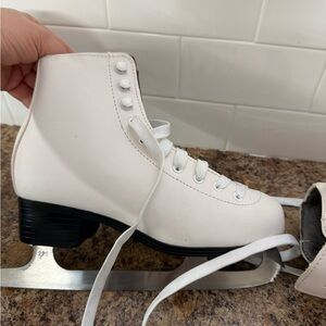 VicDream white hockey skates